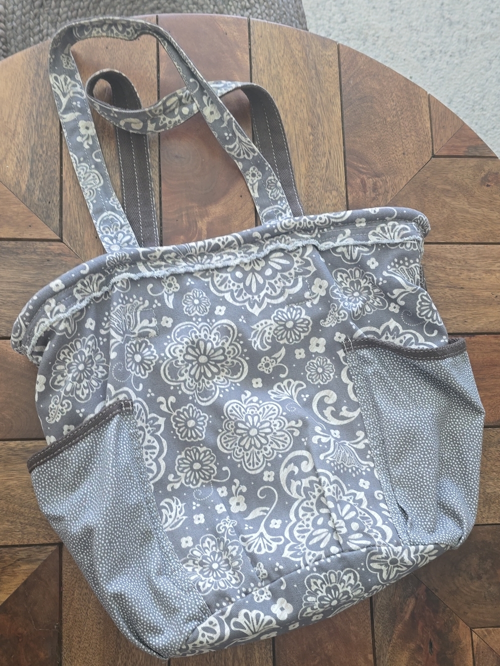 Thirty-One Retro Metro Gray and White Floral/BohoTote. Retired Print